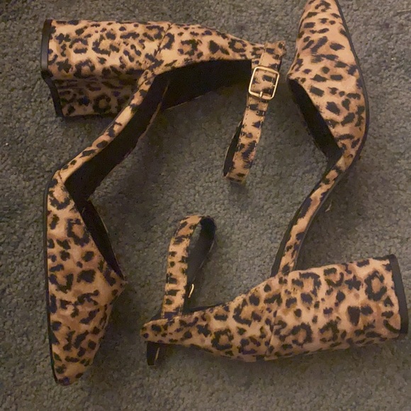 Leopard Print heels - Picture 2 of 4